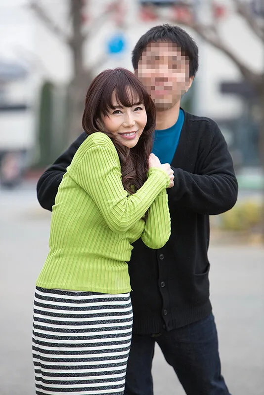 野宮凛子出演「厳選熟女近親相姦ドラマ12編13人 もしも…デリヘルを呼んで母がやってきたら…?AVを見て母が出演していたら…?」のサンプル画像20枚目